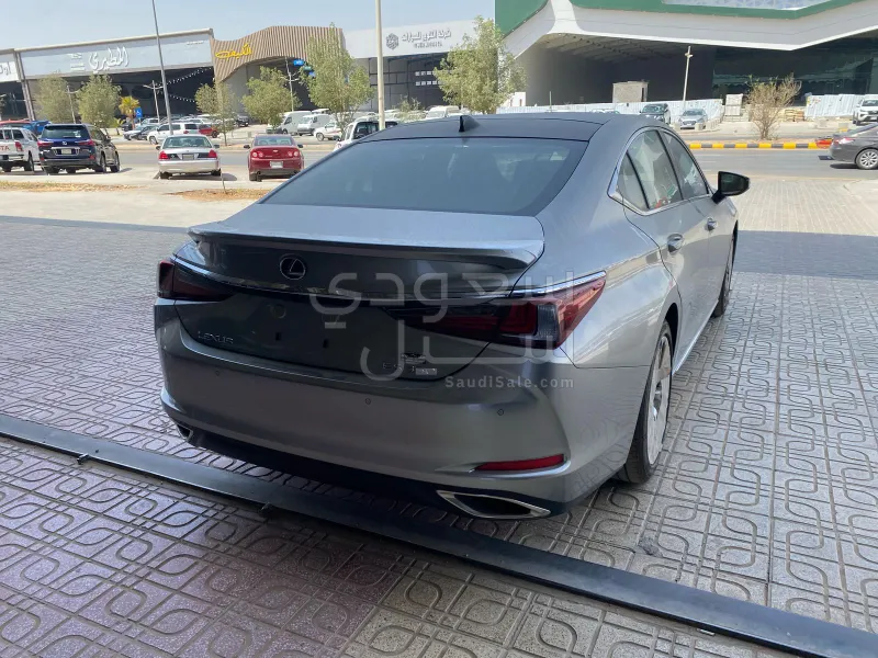2025 لكزس إي إس 350 دي دي