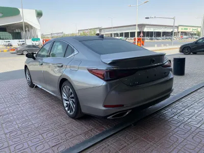 2025 لكزس إي إس 350 دي دي