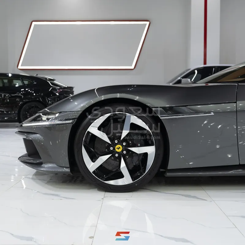 2025 فيراري 12 سيليندر