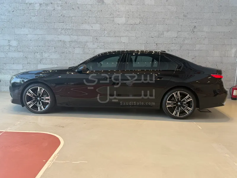 2025 بي ام دبليو الفئة السابعة 740أي