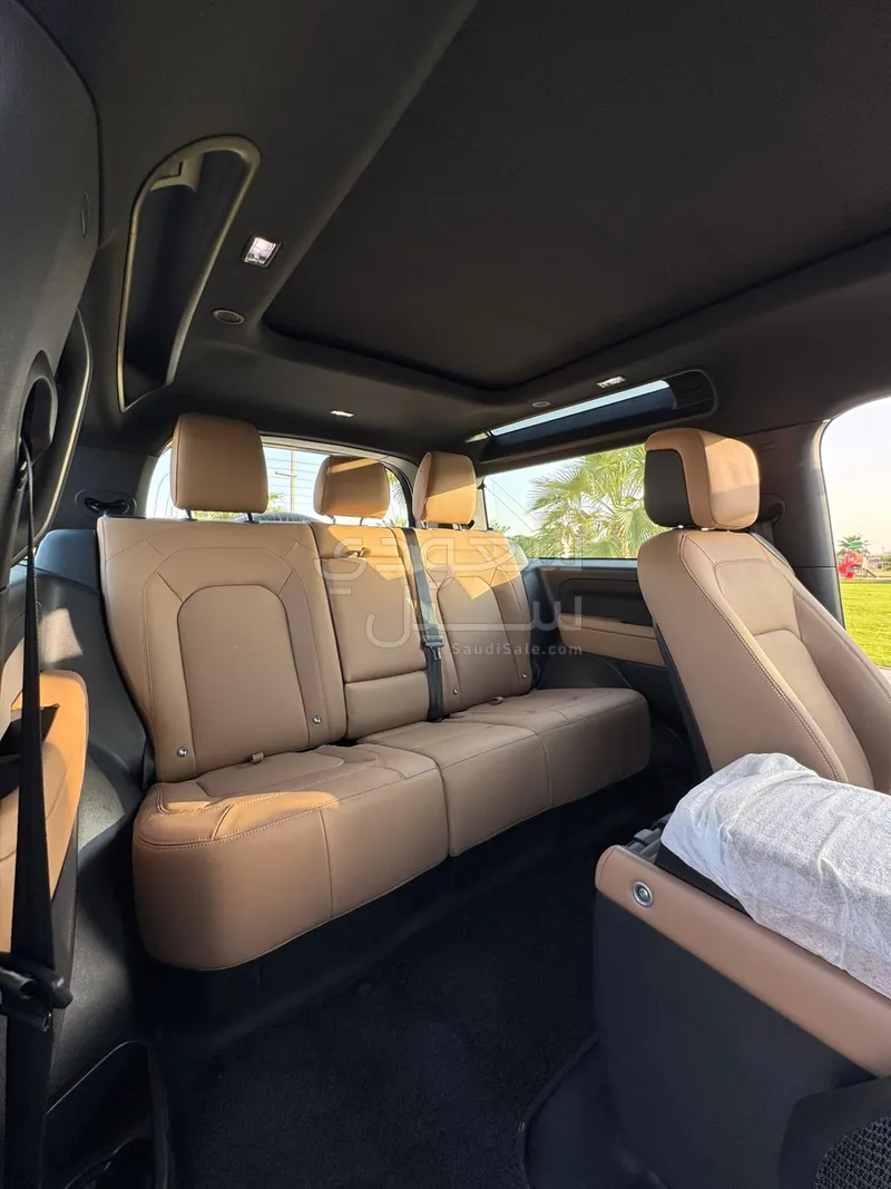 2025 Land Rover Defender 90