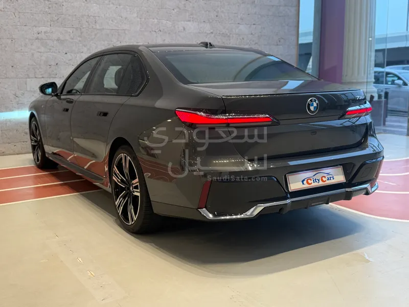 2023 بي ام دبليو الفئة السابعة 735أي