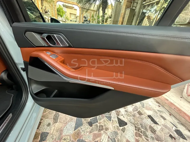 2023 BMW X Series 7 M kit