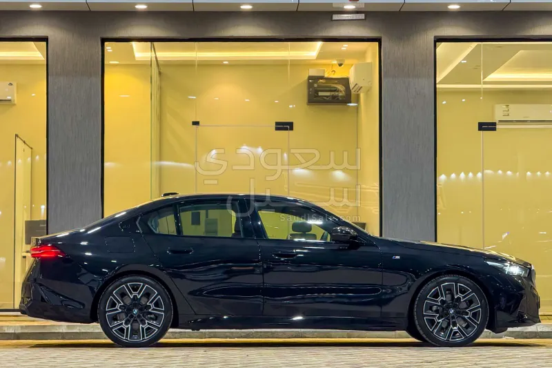 2025 BMW 5 Series 520i Mkit