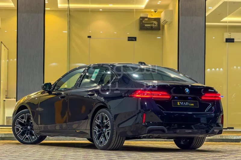 2025 بي ام دبليو الفئة الخامسة 520 أي إم كت