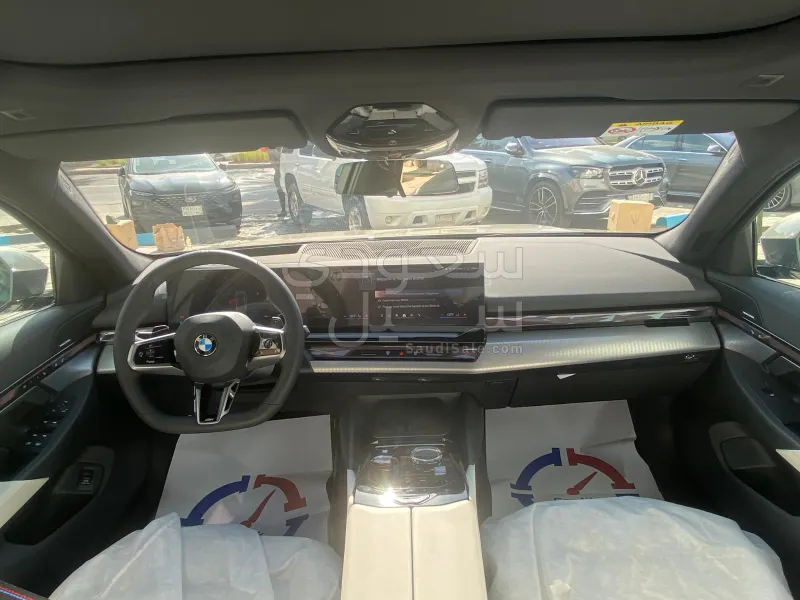 2025 BMW 5 Series 520i Mkit