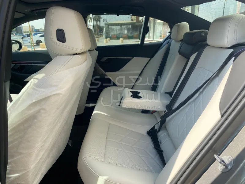 2025 BMW 5 Series 520i Mkit