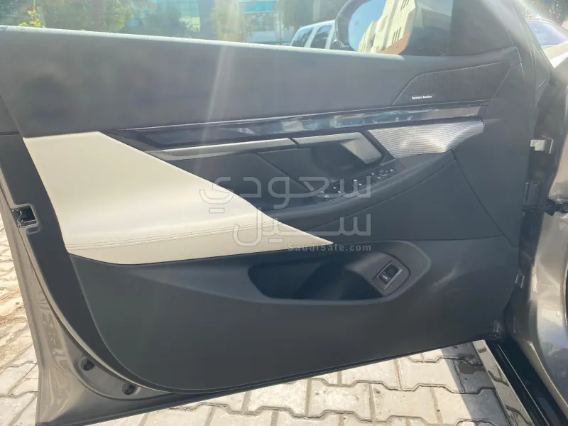 2025 BMW 5 Series 520i Mkit