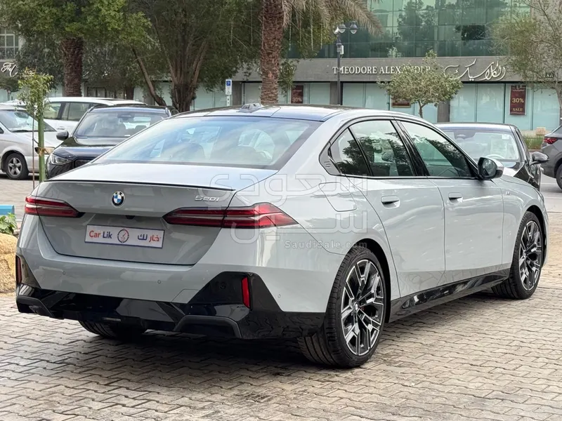 2025 BMW 5 Series 520i Mkit