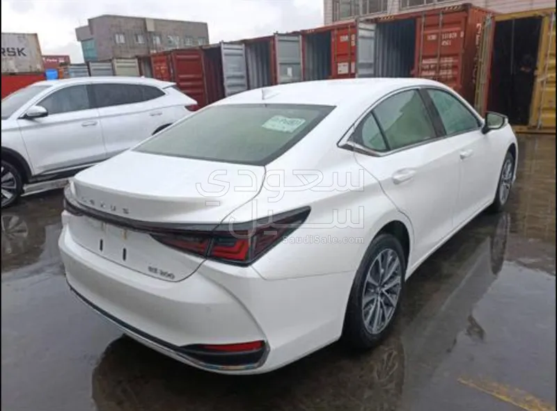 2025 Lexus ES 250