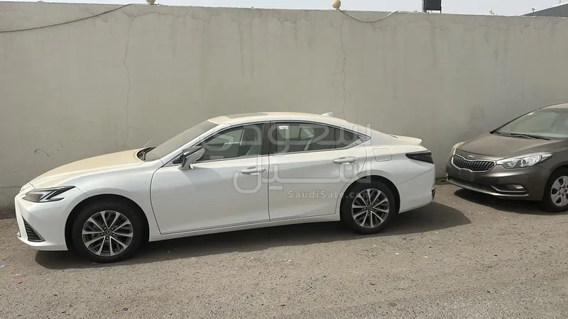 2025 Lexus ES 250