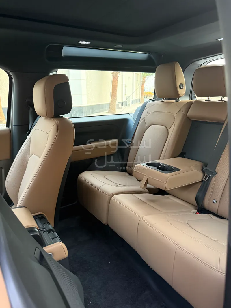 2025 Land Rover Defender 90