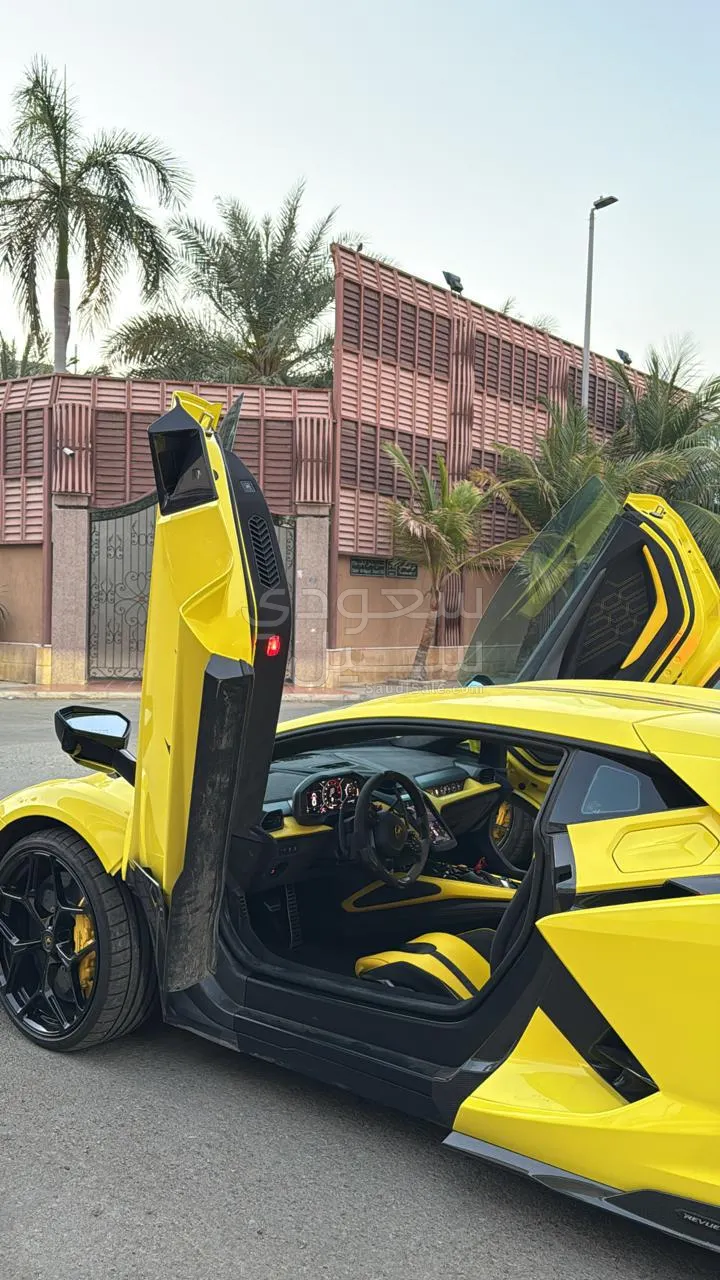2024 لمبرجيني ريفويلتو
