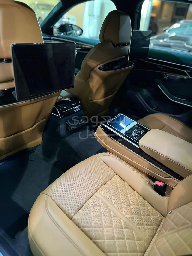 2023 اودي اي 8 ال 55تي اف اس أي