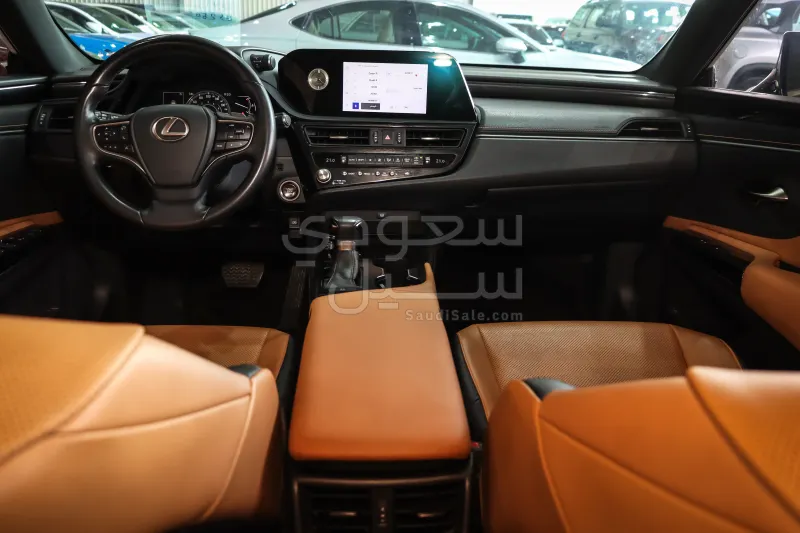 2023 لكزس إي إس 250
