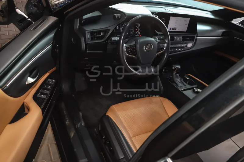 2023 لكزس إي إس 250