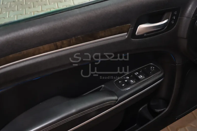 2016 كرايسلر 300 سي
