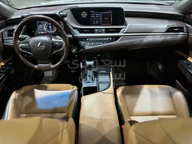 2020 لكزس إي إس 250