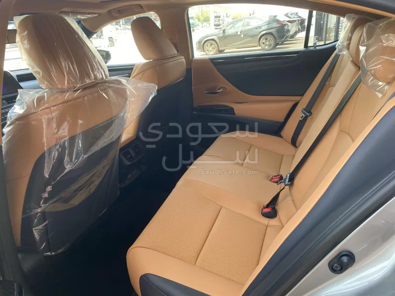 2025 لكزس إي إس 350