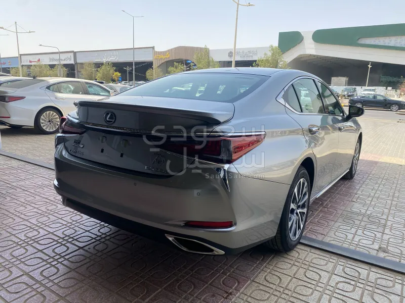 2025 لكزس إي إس 350