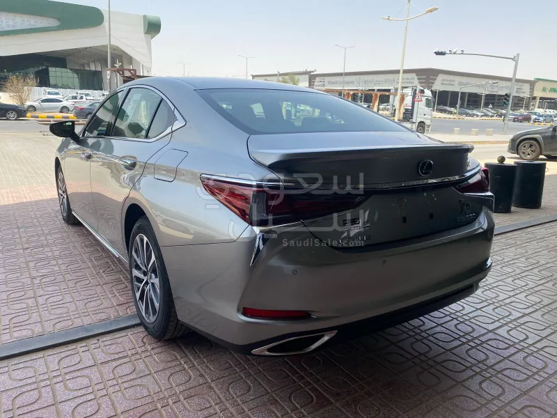 2025 لكزس إي إس 350