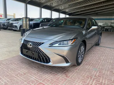 2025 لكزس إي إس 350