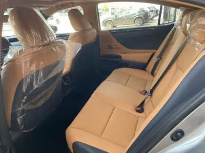 2025 لكزس إي إس 350