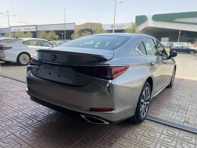2025 لكزس إي إس 350