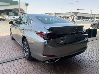 2025 لكزس إي إس 350
