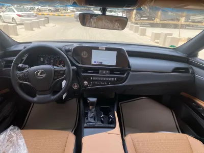 2025 لكزس إي إس 350