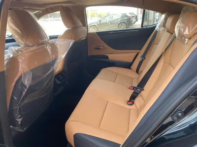 2025 لكزس إي إس 350
