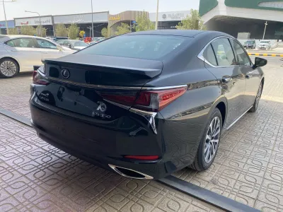 2025 لكزس إي إس 350