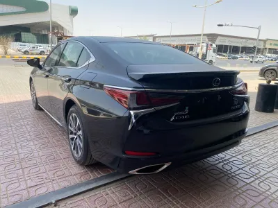 2025 لكزس إي إس 350