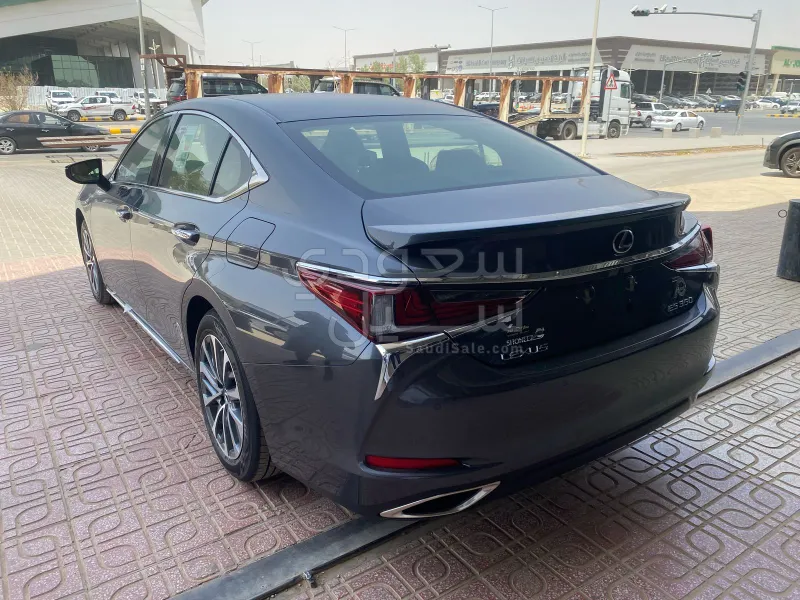 2025 لكزس إي إس 350