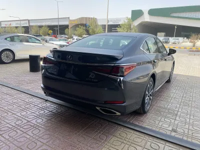 2025 لكزس إي إس 350