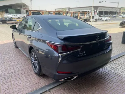2025 لكزس إي إس 350
