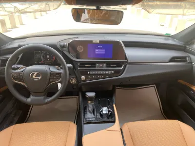 2025 لكزس إي إس 350