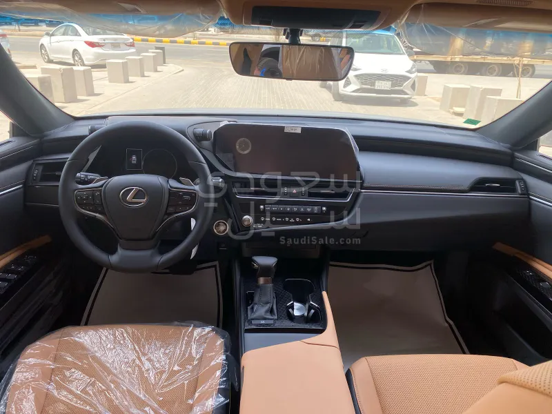 2025 لكزس إي إس 350