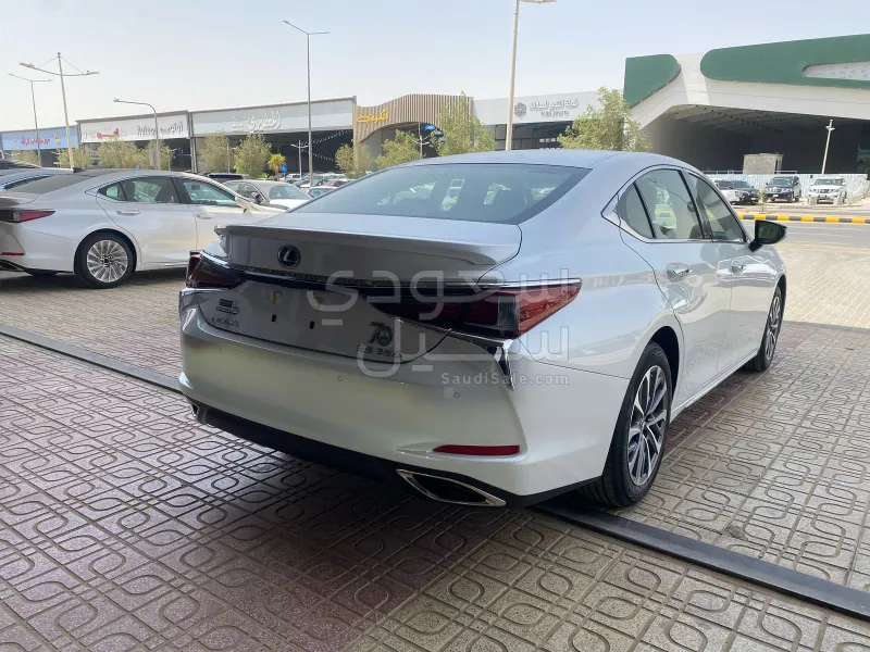 2025 لكزس إي إس 350