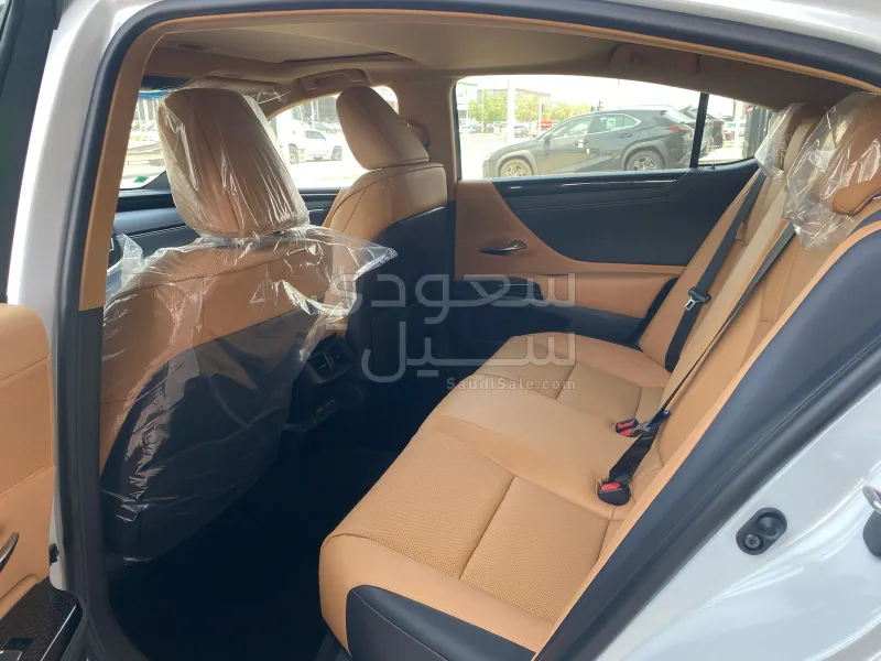 2025 لكزس إي إس 350