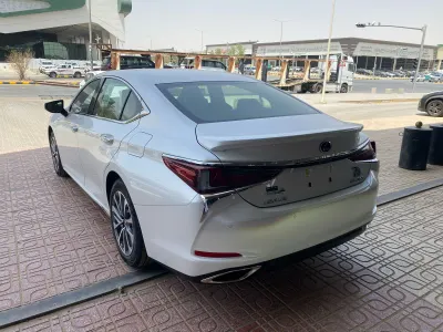 2025 لكزس إي إس 350