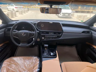 2025 لكزس إي إس 350
