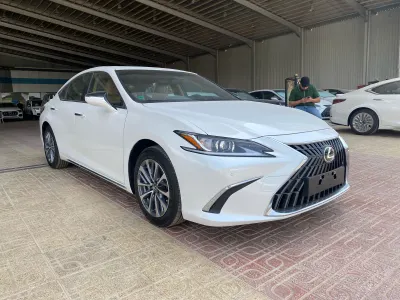 2025 لكزس إي إس 350