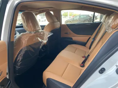 2025 لكزس إي إس 350