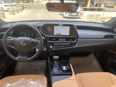 2025 لكزس إي إس 250