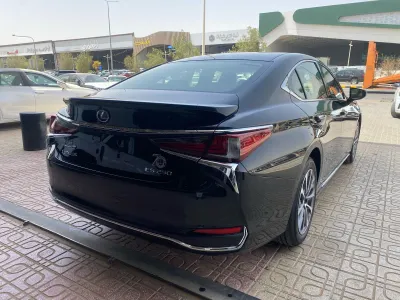 2025 لكزس إي إس 250