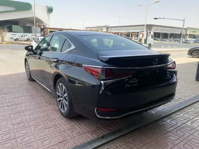 2025 لكزس إي إس 250