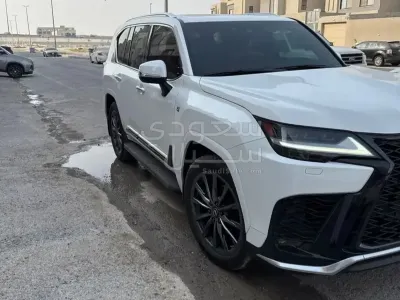 2023 لكزس إل إكس 600 إف