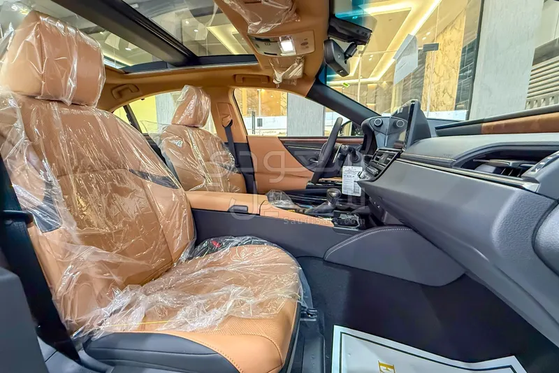 2025 لكزس إي إس 350
