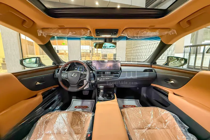 2025 لكزس إي إس 350